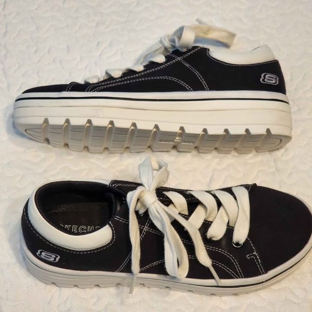 NWOT Skechers. Size 7.5